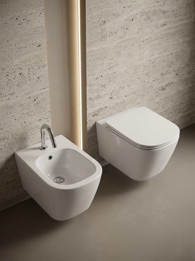 WC e bidet sospesi bianchi dalla forma squadrata